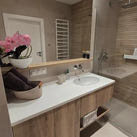 Luxurious Cinnamon Apartment, Self Check-in 24h, Free Parking, Air-conditioning Appartement *